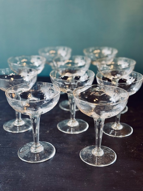 10 coupes à champagne en verre ancien