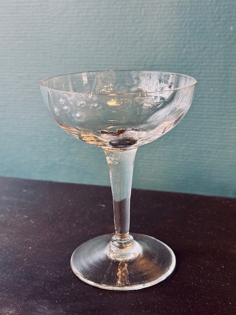 10 coupes à champagne en verre ancien