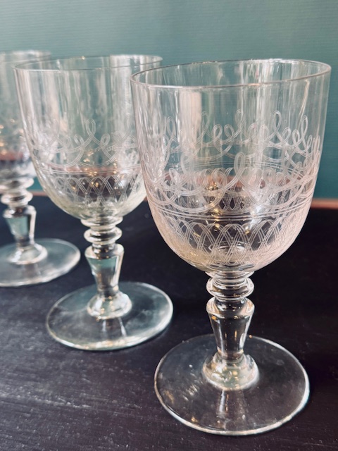 10 verres à vin blanc gravés