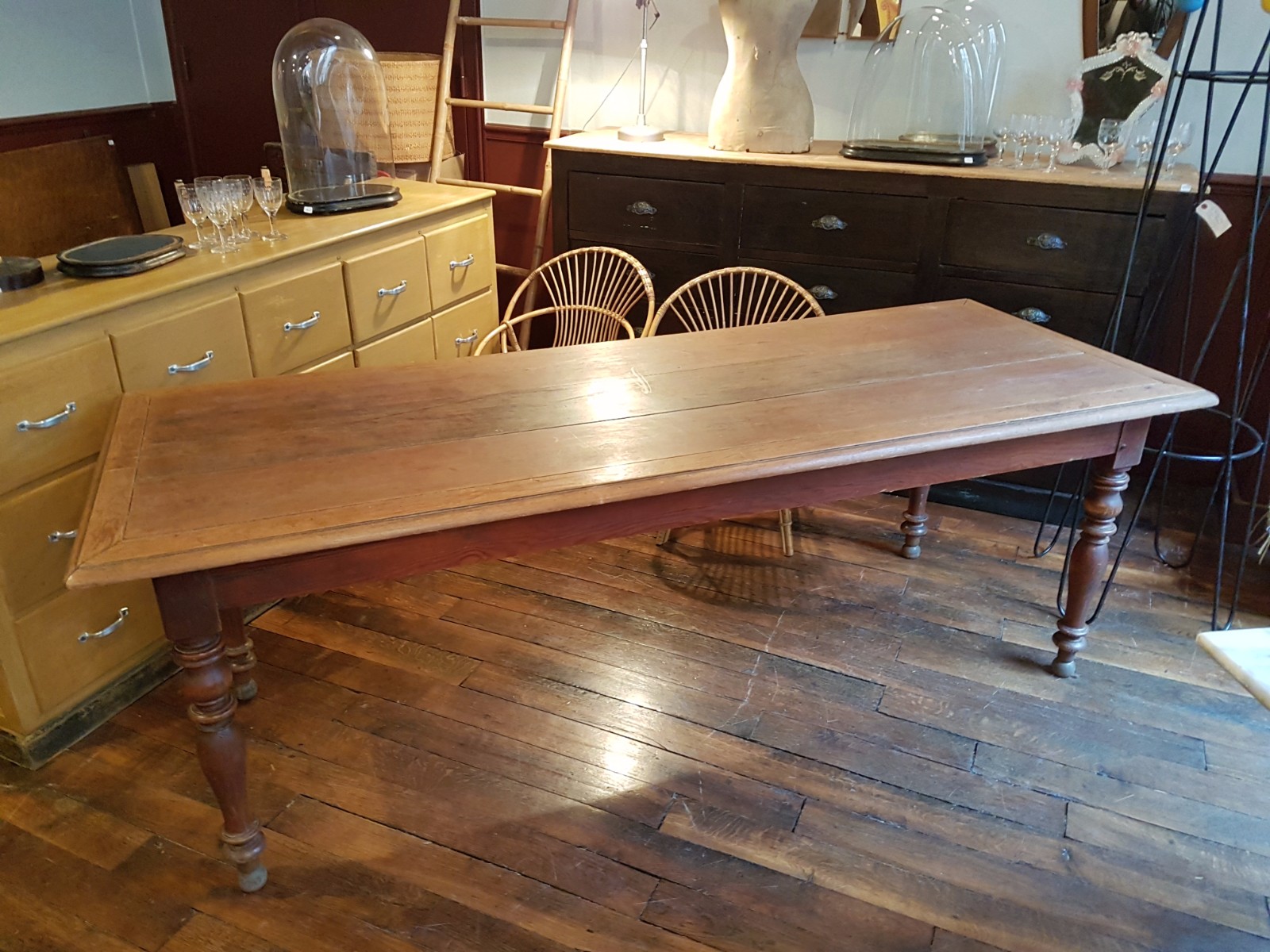 Grande table de repas à pieds tournés en pichpin