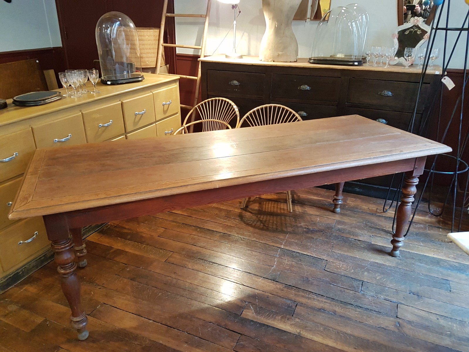 Grande table de repas à pieds tournés en pichpin