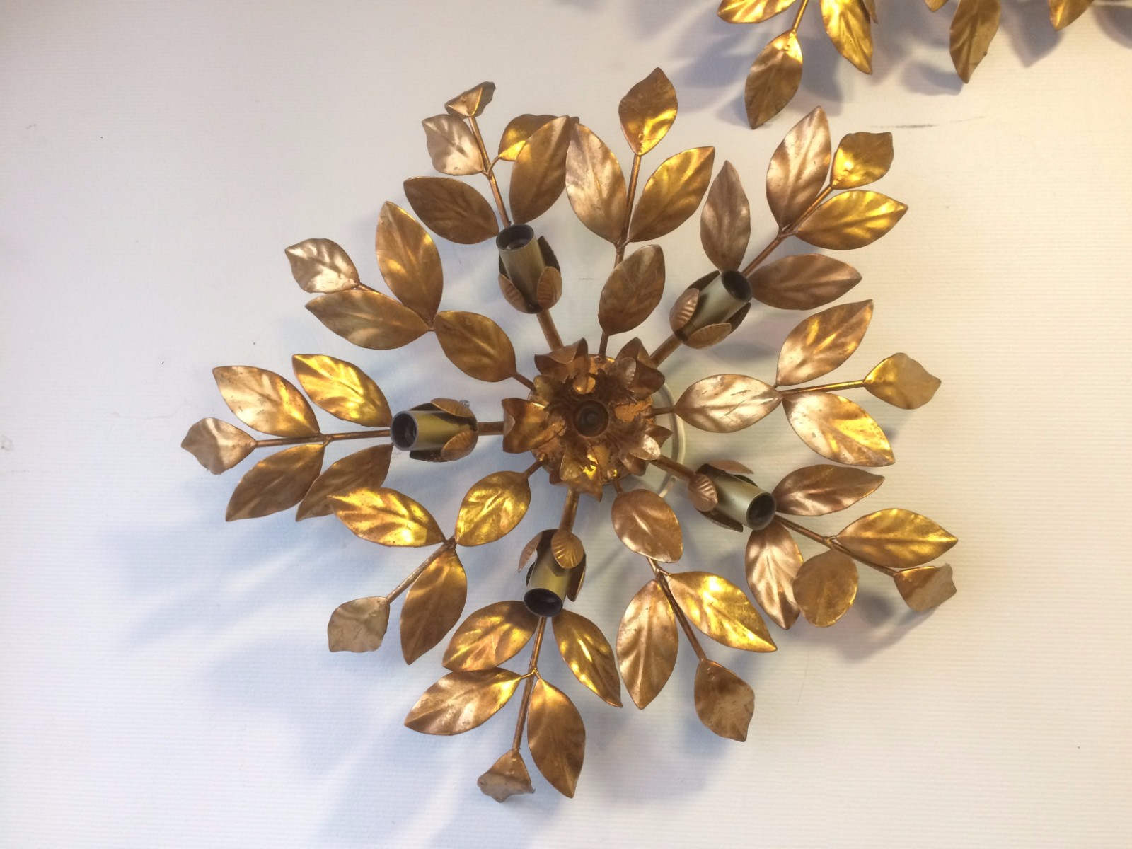 Paire d'appliques à feuillage en laiton