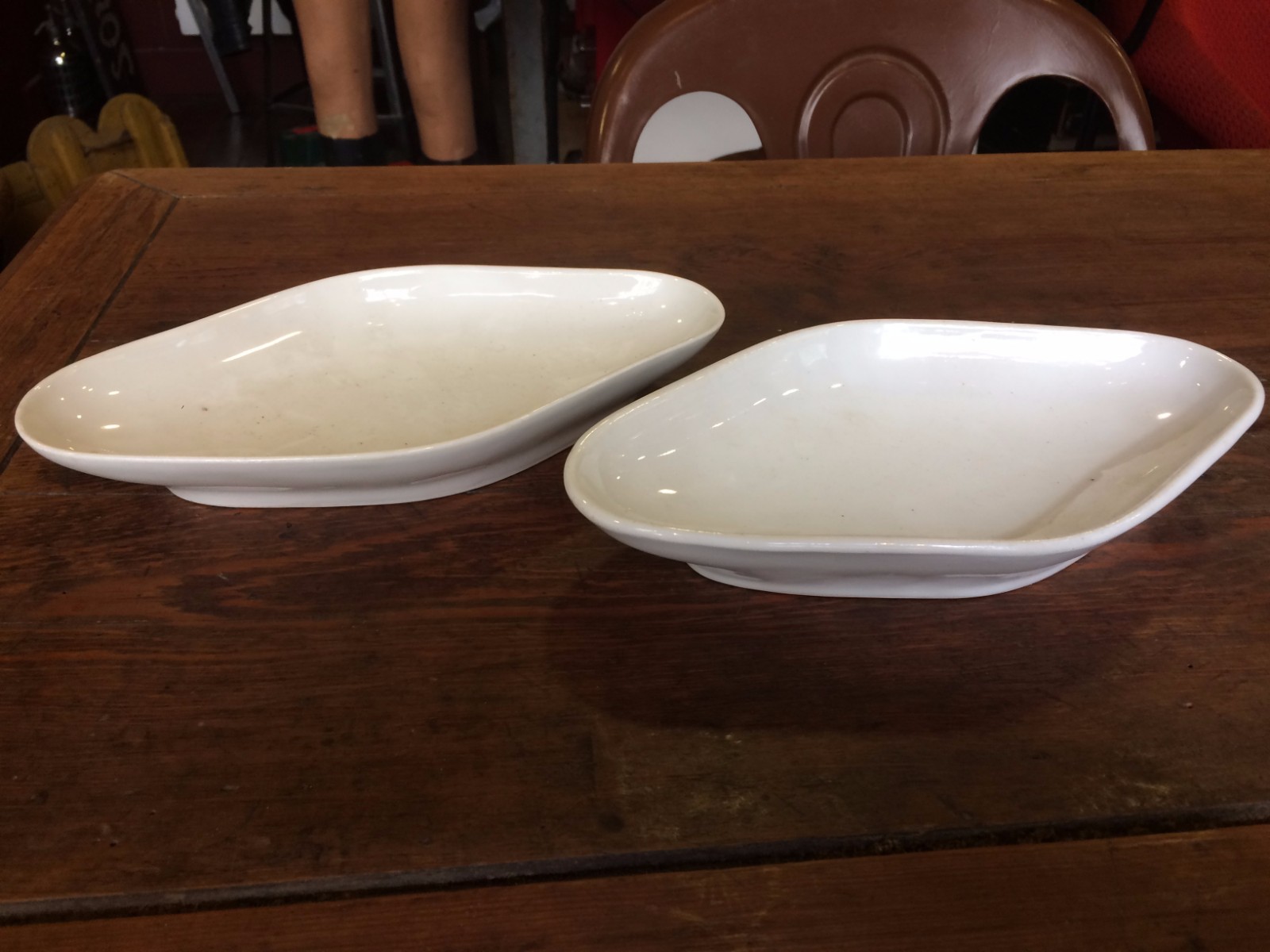 Plats de service en faience blanche 