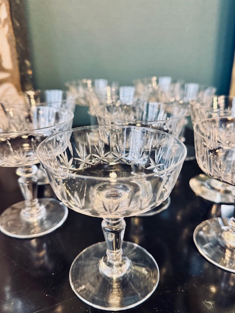 11 coupes à champagne en cristal ciselé