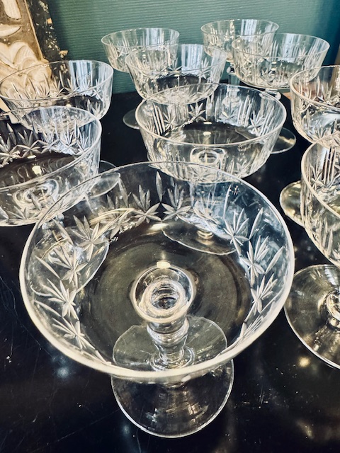 11 coupes à champagne en cristal ciselé