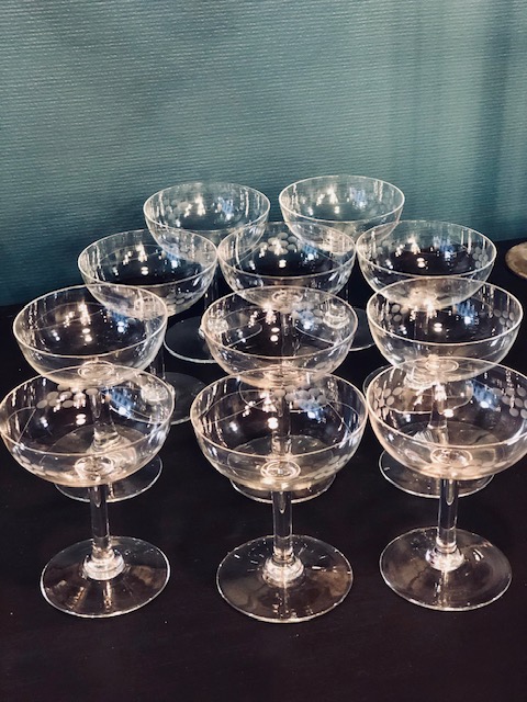11 coupes à champagne en verre ciselé vintage
