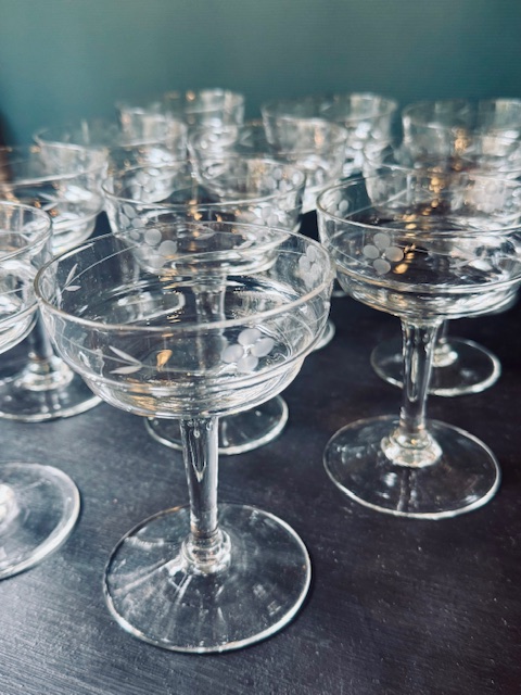 11 coupes à champagne vintage en verre ciselé
