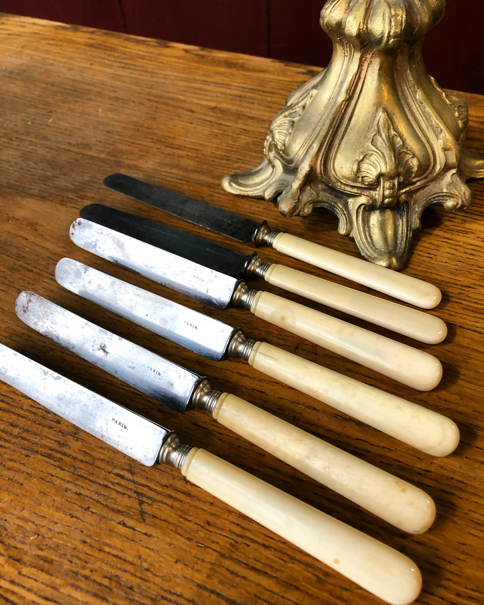 11 couteaux à fromage anciens manches ivoire et lames acier