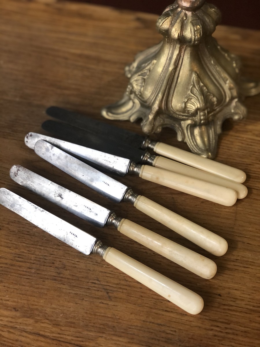 11 couteaux à fromage anciens manches ivoire et lames acier