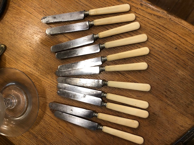 11 couteaux à fromage anciens manches ivoire et lames acier