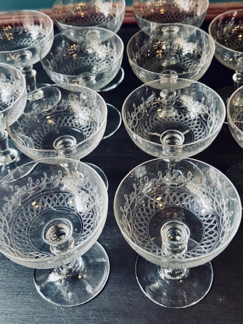 12 coupes à champagne en verre ancien