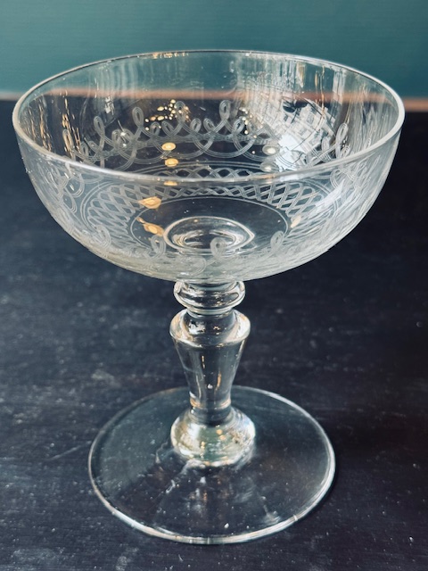 12 coupes à champagne en verre ancien