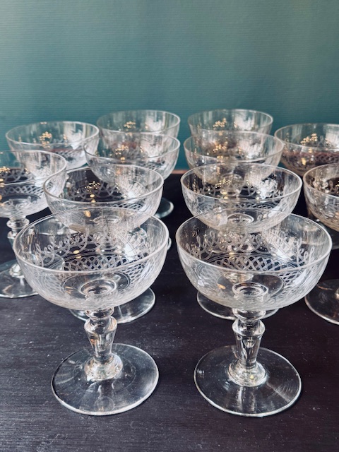 12 coupes à champagne en verre ancien