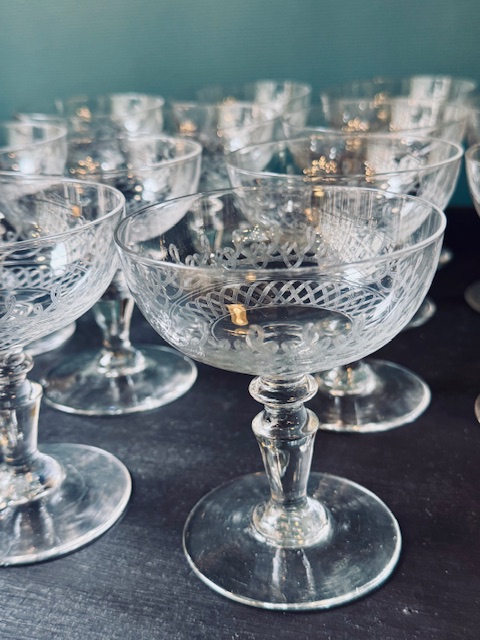 12 coupes à champagne en verre ancien