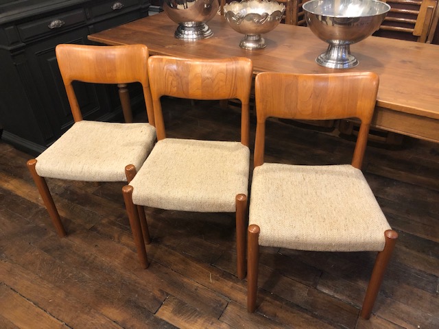 3 chaises vintage scandinaves en teck