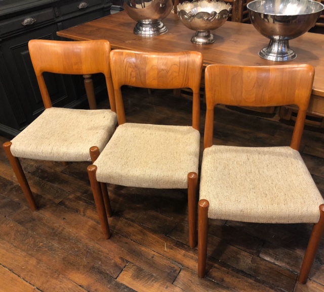 3 chaises vintage scandinaves en teck