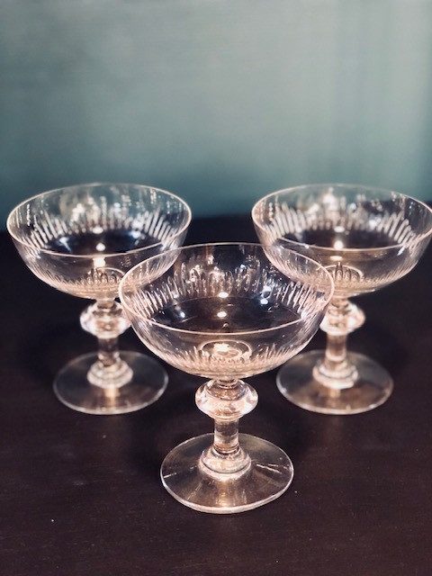 3 coupes à champagne en verre ancien ciselé
