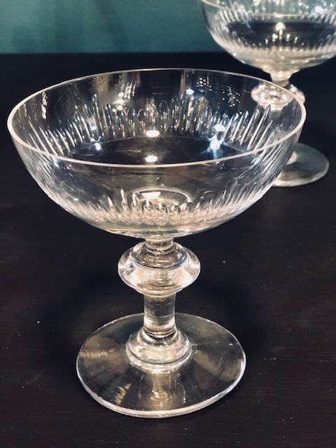 3 coupes à champagne en verre ancien ciselé