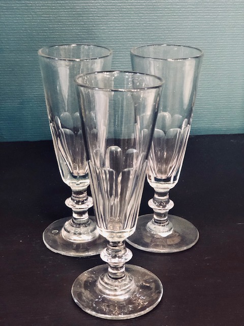 3 flûtes à champagne en verre ancien