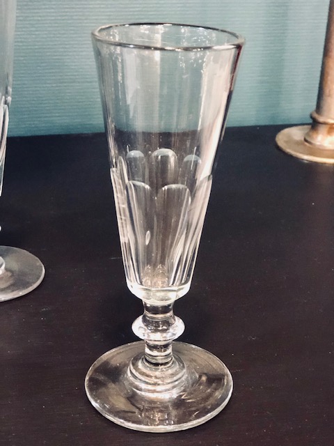 3 flûtes à champagne en verre ancien