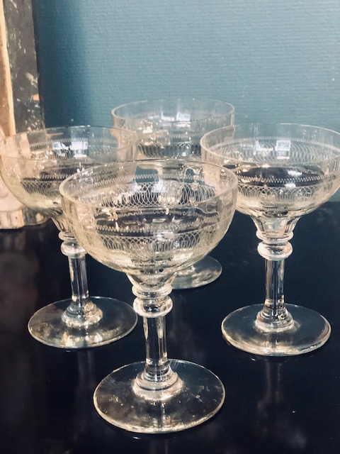4 coupes de champagne en verre ancien ciselé