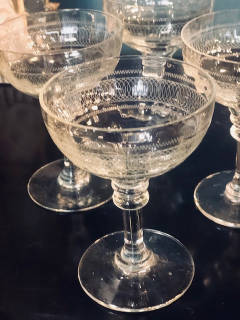 4 coupes de champagne en verre ancien ciselé