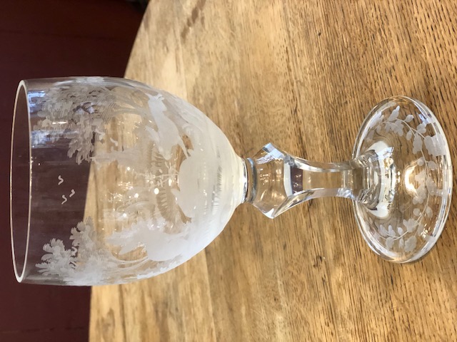 5 très grands verres en cristal de Lorraine décor de chasse et pied balustre