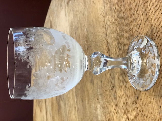 5 très grands verres en cristal de Lorraine décor de chasse et pied balustre