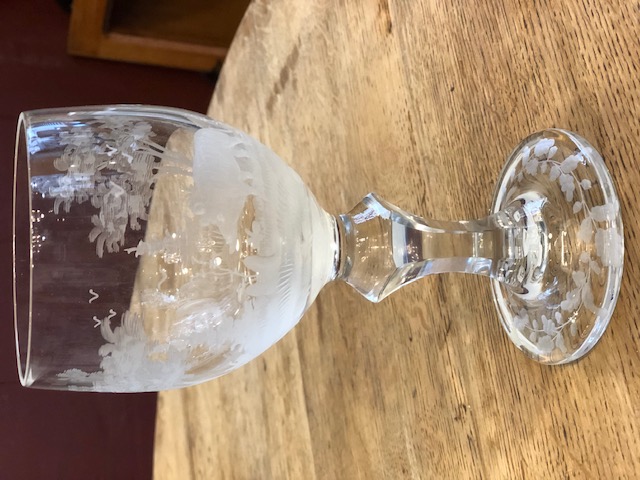 5 très grands verres en cristal de Lorraine décor de chasse et pied balustre