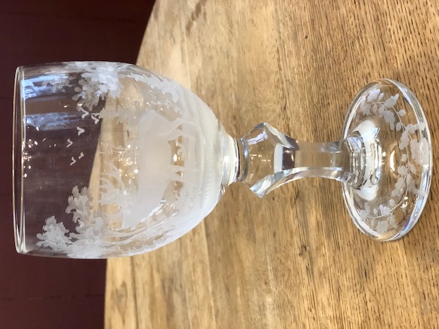 5 très grands verres en cristal de Lorraine décor de chasse et pied balustre