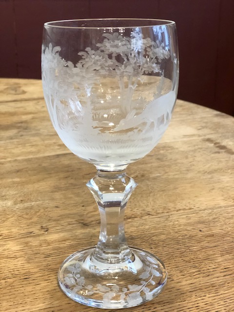 5 très grands verres en cristal de Lorraine décor de chasse et pied balustre