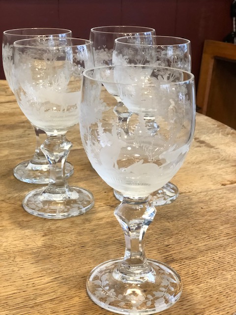 5 très grands verres en cristal de Lorraine décor de chasse et pied balustre