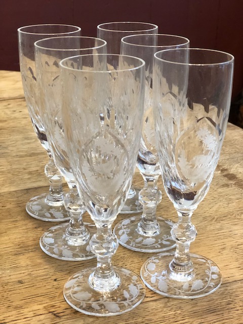 6 flûtes à champagne en cristal de Lorraine décor de chasse et facettes