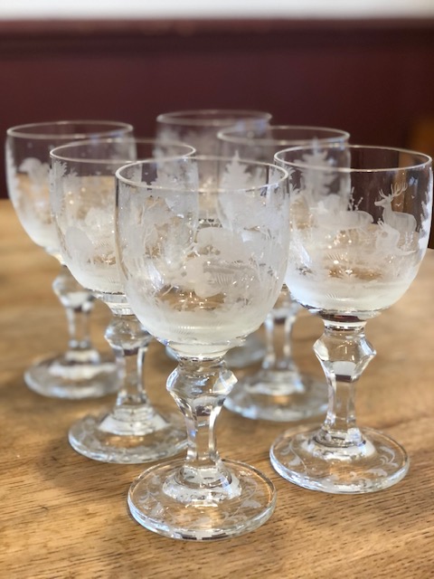 6 grands verres en cristal de Lorraine décor de chasse et pied ballustre