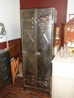 Vestiaire industriel en métal décapé et vernis 1930