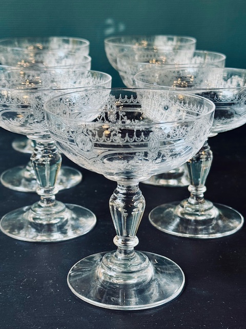 7 coupes à champagne cristal Baccarat rocaille