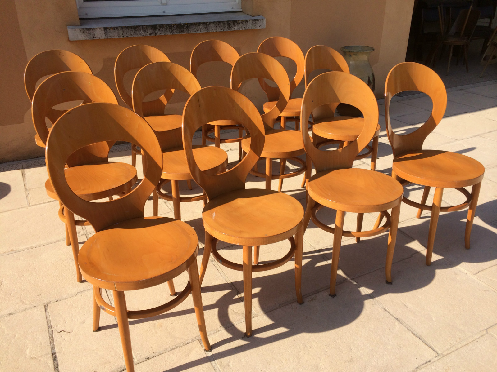 Série de 12 chaises Baumann queue de pie