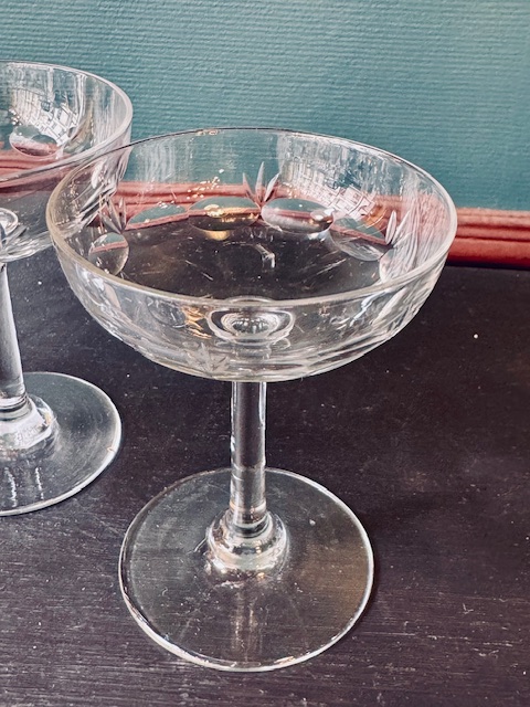 8 coupes à champagne en verre ciselé vintage