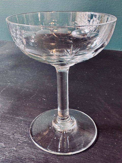 8 coupes à champagne en verre ciselé vintage