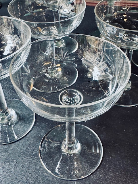 8 coupes à champagne en verre ciselé vintage