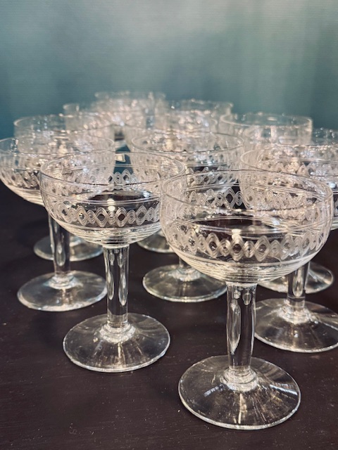 8 coupes à champagne en verre gravé vintage