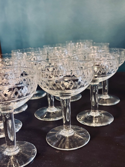 8 coupes à champagne en verre gravé vintage