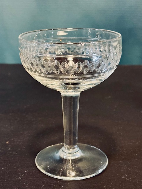 8 coupes à champagne en verre gravé vintage