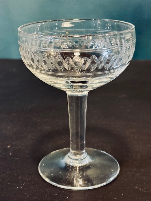 8 coupes à champagne en verre gravé vintage