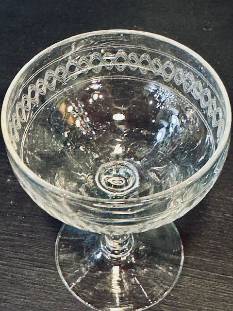 8 coupes à champagne en verre gravé vintage