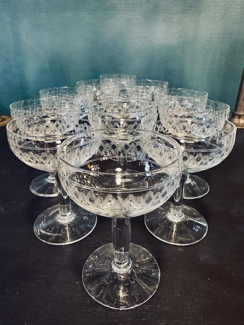 8 coupes à champagne en verre gravé vintage