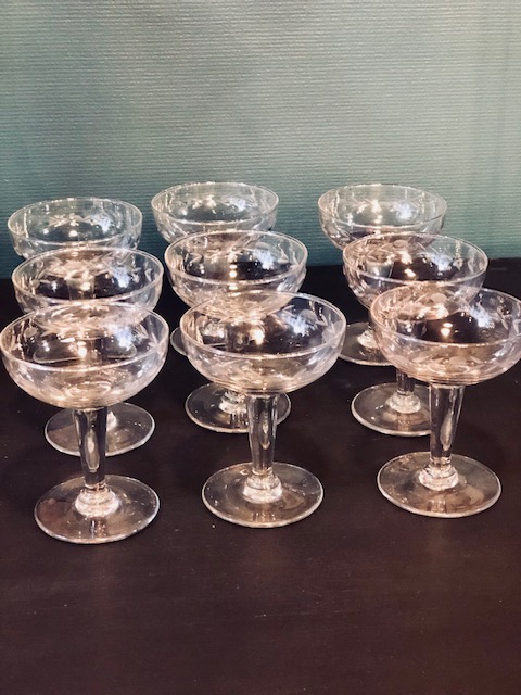 8 coupesà champagne vintage en verre ciselé