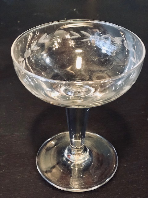 8 coupesà champagne vintage en verre ciselé