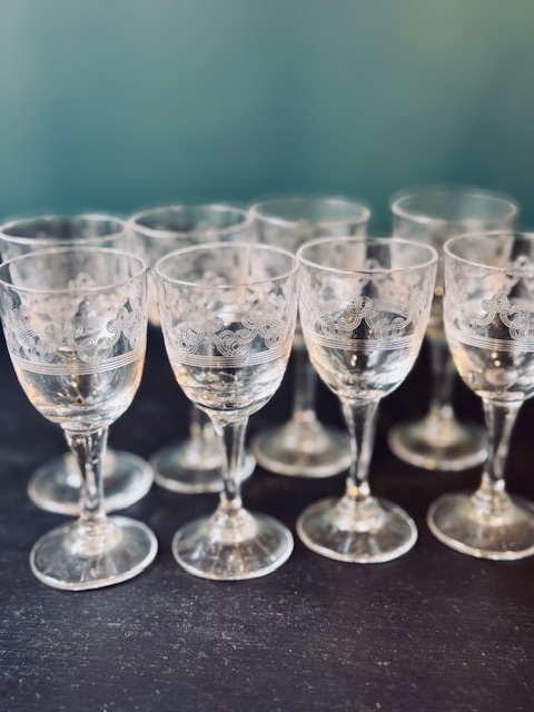 8 verres à liqueur gravés