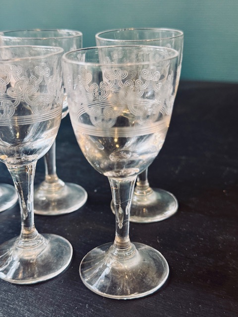8 verres à liqueur gravés